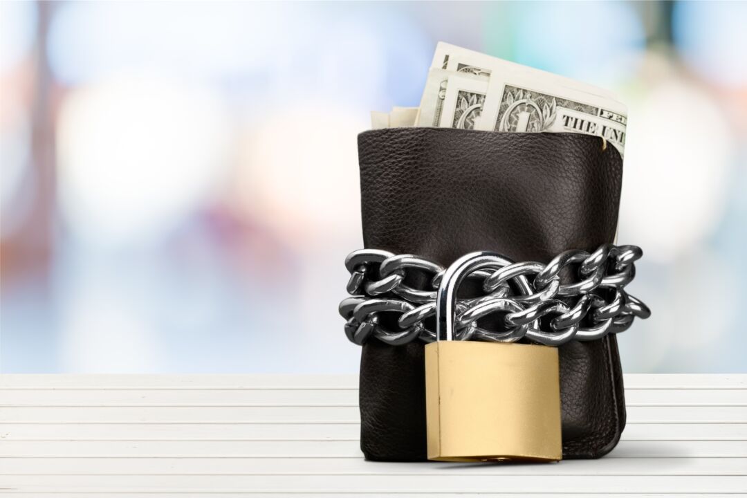 padlock-leather-wallet-money-protection-concept-1