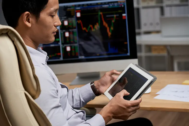  finademi-guy-with-a-tablet-3